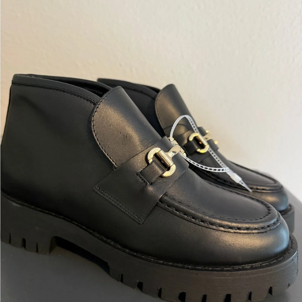 NWT Steve Madden Black Leather Lug Sole Loafers with Gold Bit Sz 8